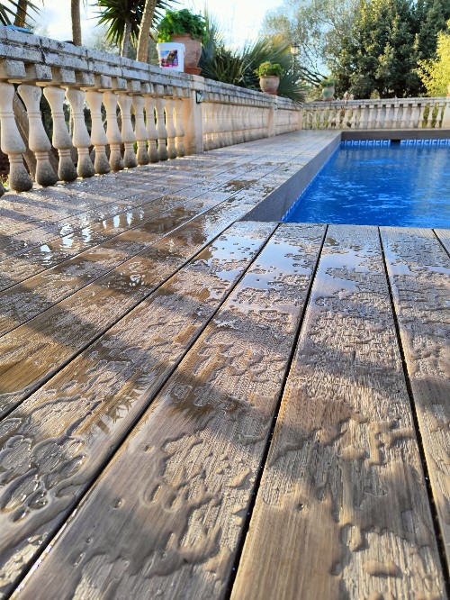 Tarima exterior mojada junto a piscina - Palma de Mallorca Tarima de madera junto a piscina en Palma de Mallorca tras limpieza con agua